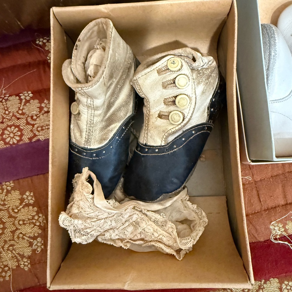 Two-Tone Button-Up Shoes with Lace